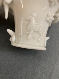 Een Chinese blanc de Chine libation cup en een koraalrode met vergulding, Kangxi en 19e eeuw